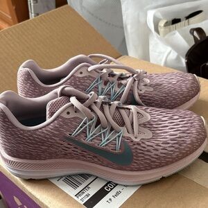 Nike Women's Mauve and Gray Sneakers